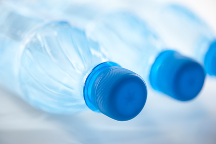Ученые рекомендуют отказаться от воды в пластиковых бутылках