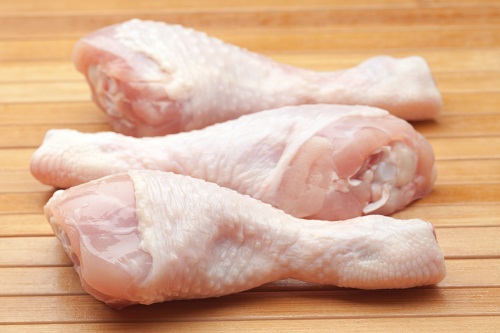 Мыть сырое куриное мясо перед приготовлением опасно