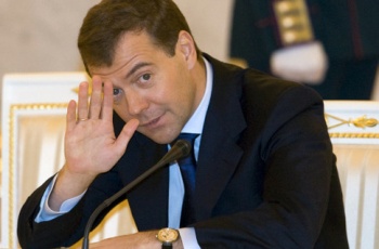 Медведев утвердил порядок контроля цен на лекарства
